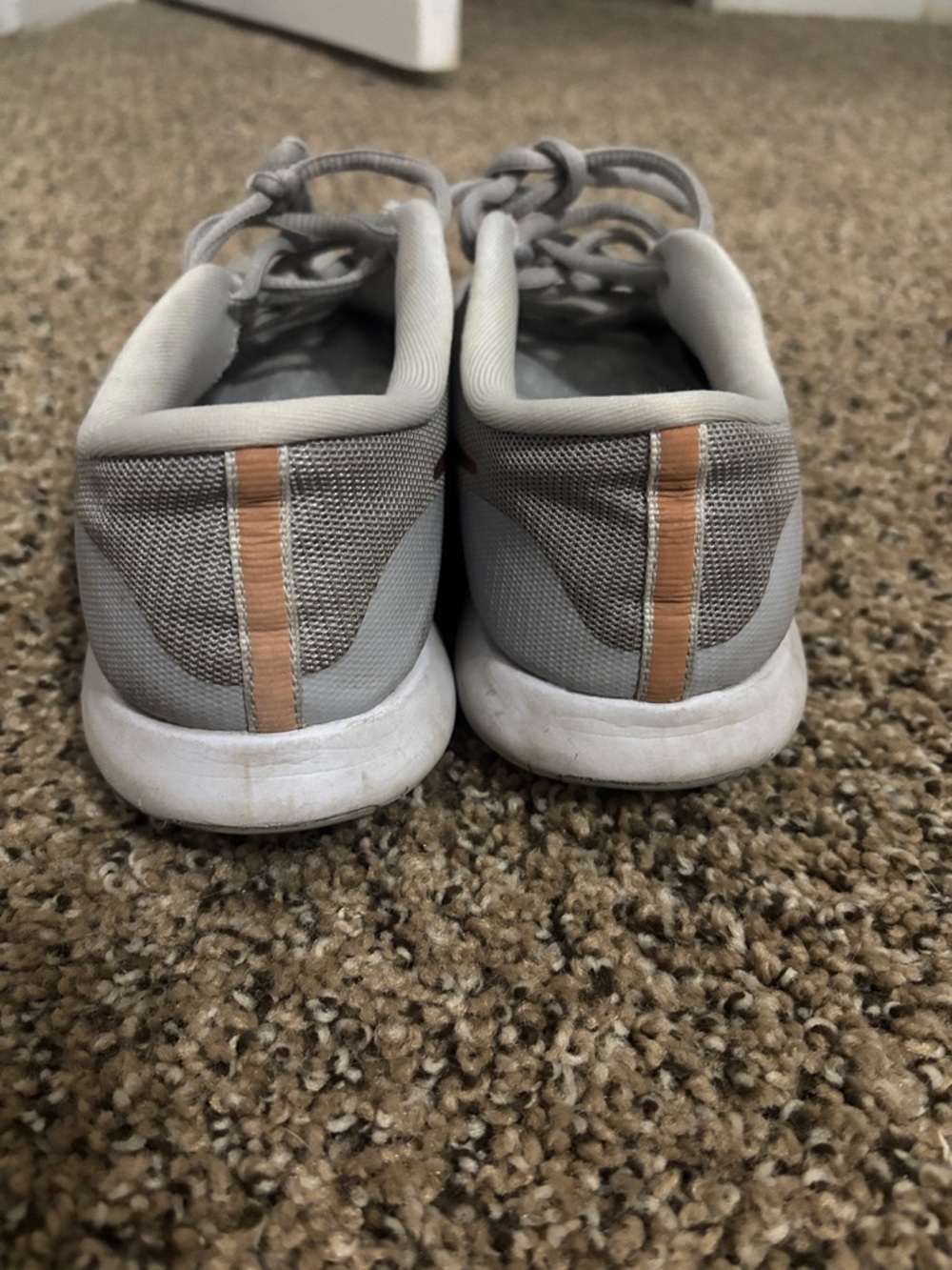 Nike 7.5 Women's Light Gray Trainers with Rose Gold Swoosh - Picture 6 of 7
